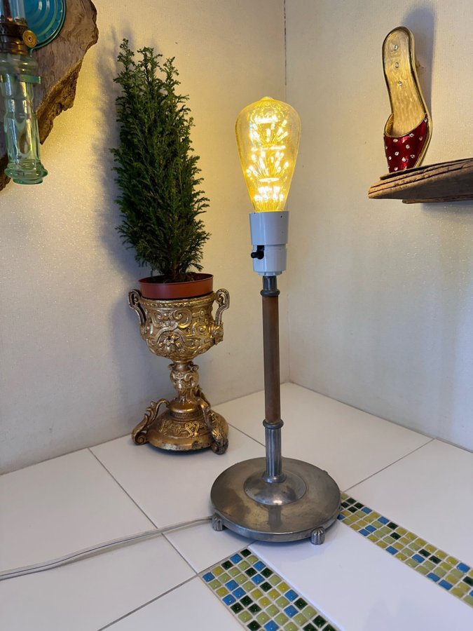 Bordslampa/ fönsterlampa/ lampa/ svenskt tenn/ L8/ stämplad/ art deco/1950-60tal
