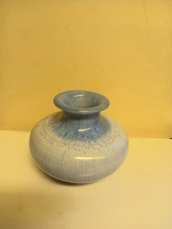 Höganäs signerad blå keramik vas