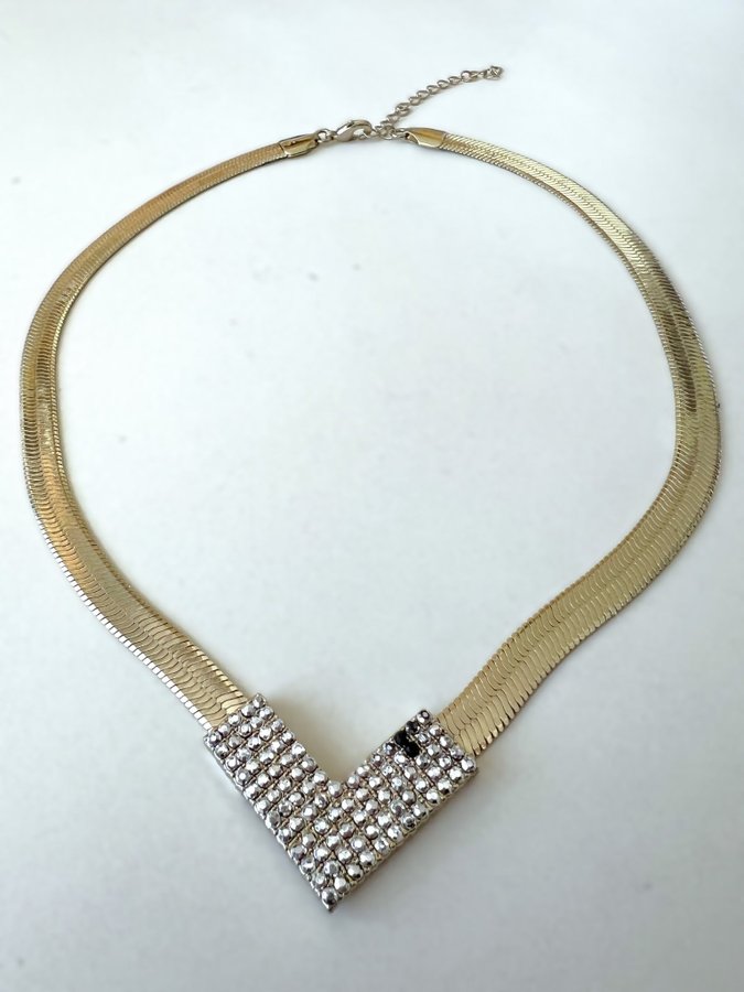 Guldfärgat halsband med V-formad strassdekoration