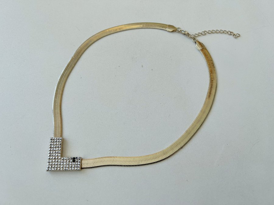 Guldfärgat halsband med V-formad strassdekoration