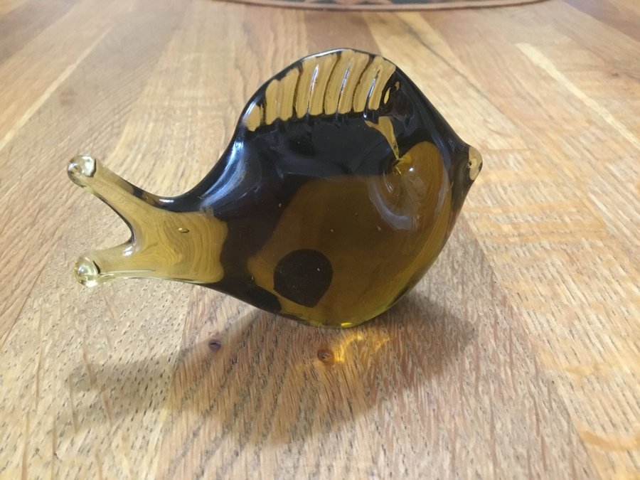 Retro glasprydnad brun fisk glasfisk konstglas av Ekenäs Glasbruk