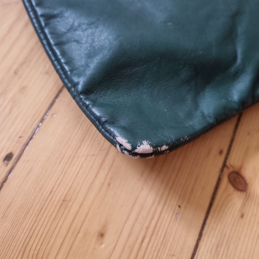 Stor svart/grön kuvertväska i skinn