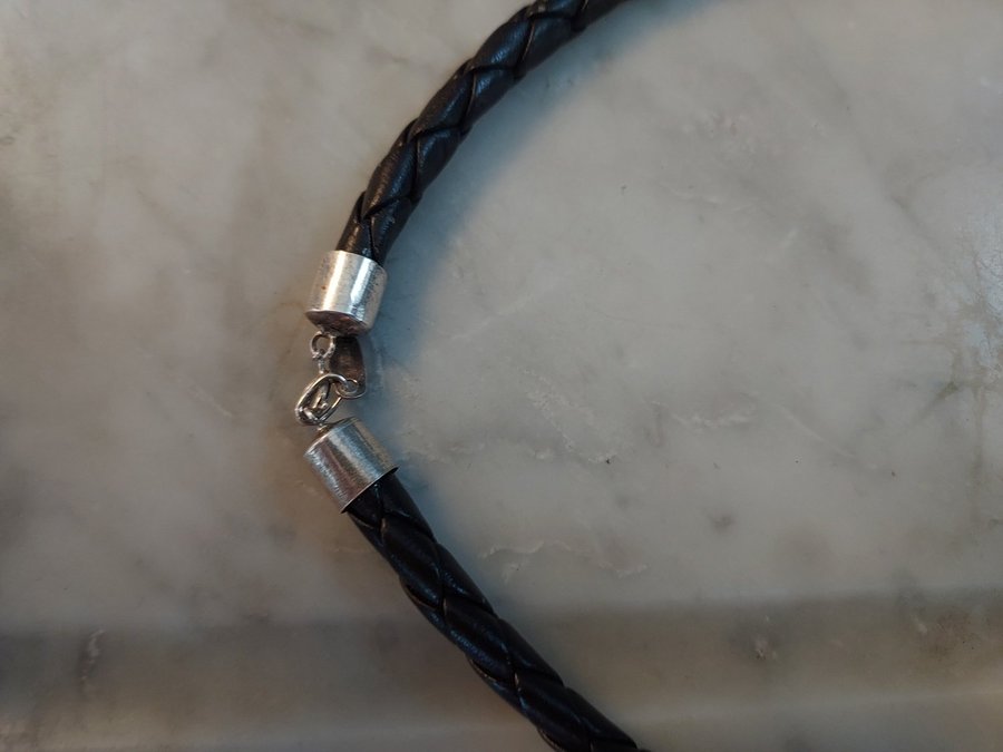 Halsband SVART flätat Läder Längd ca 40 cm