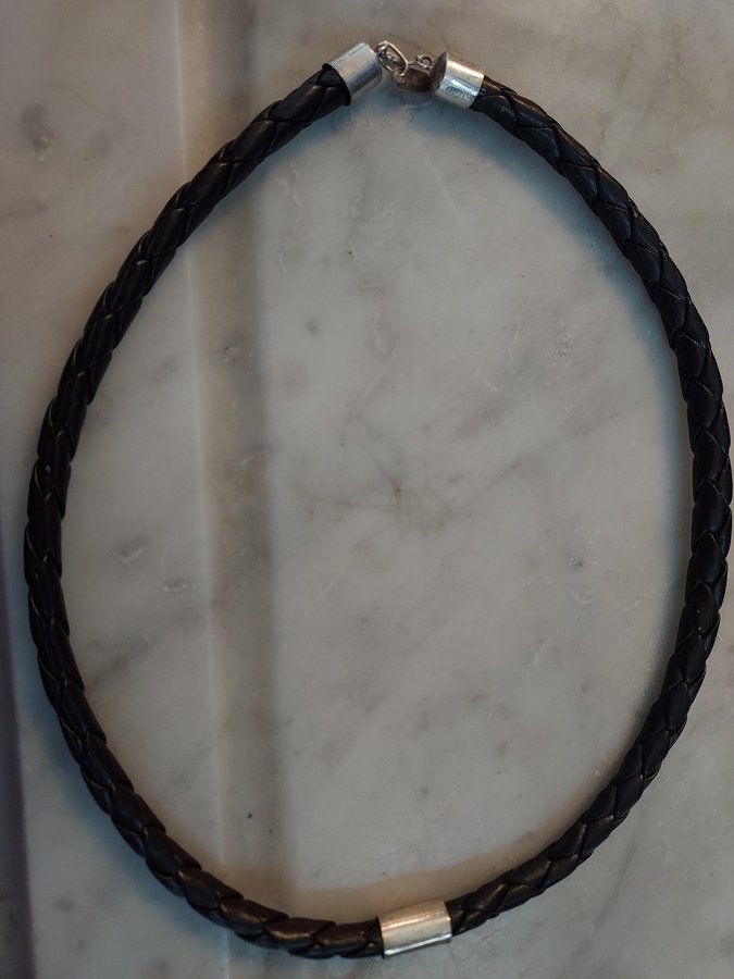 Halsband SVART flätat Läder Längd ca 40 cm