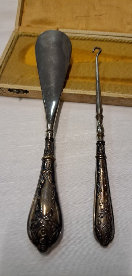 Cased antique sterling silver handled shoe horn  button hooks set