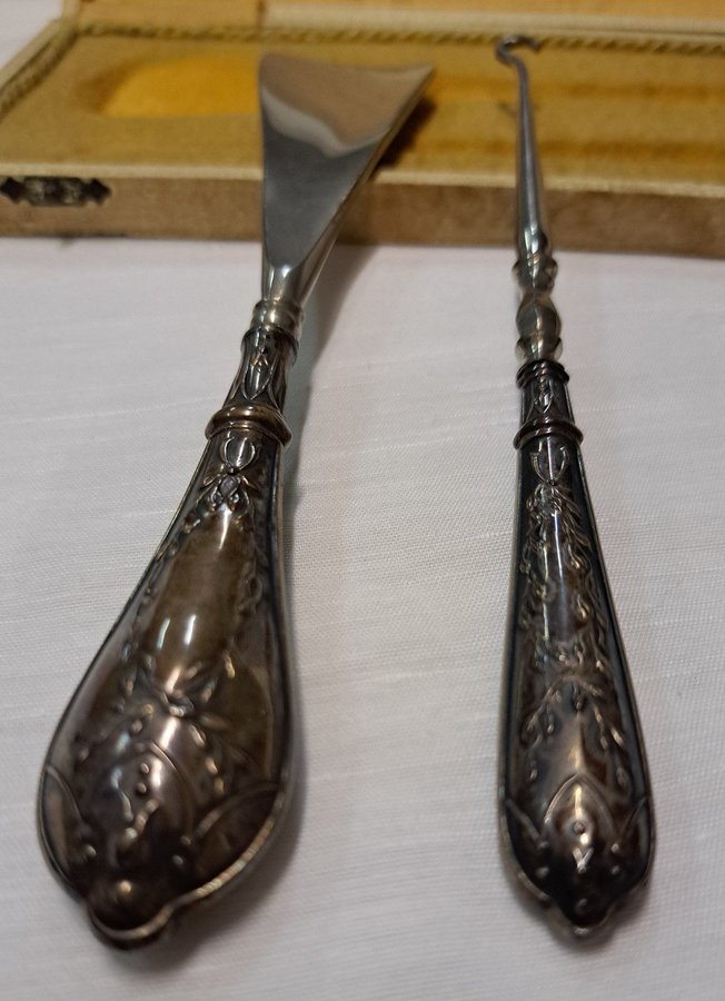 Cased antique sterling silver handled shoe horn  button hooks set