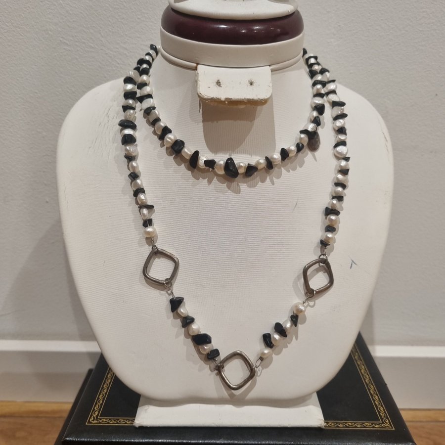 Pärlor halsband med svart sten