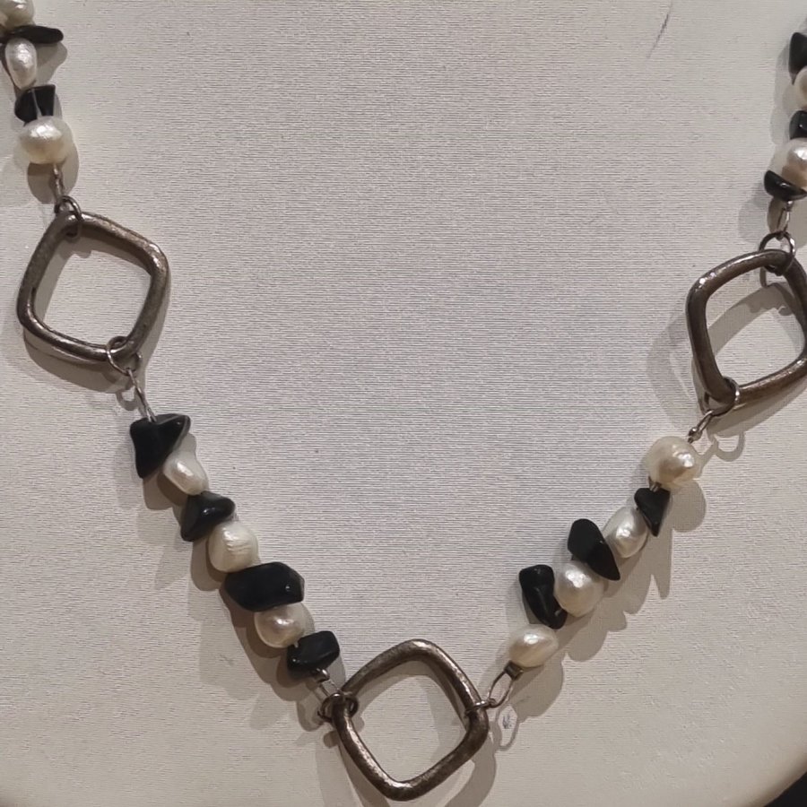 Pärlor halsband med svart sten