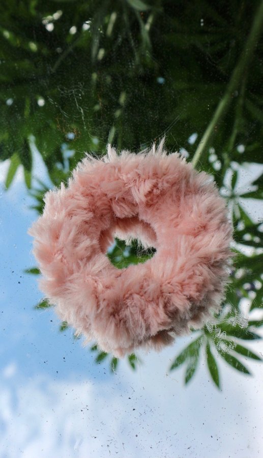 Rosa fluffig scrunchie