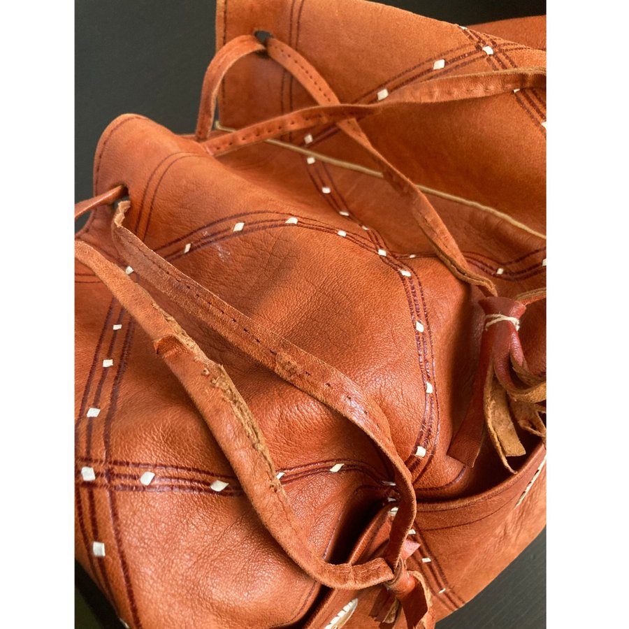 Cognacbrun bucket bag i läder skinn bohemisk boho vintage retro hippie