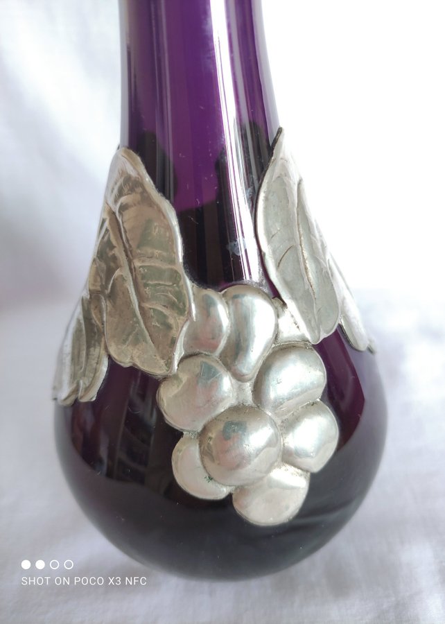 Jugend karaff i lila glas med dekor i tenn