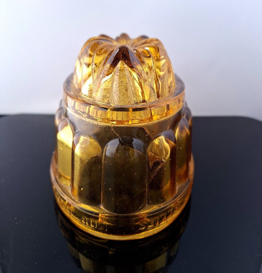 KULT Jelloform - Vintage Glasform Jello England Antikpressad Amber 1900-tal