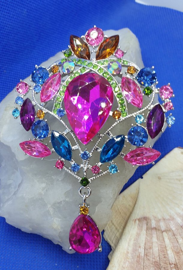 Brosch - Stor underbar Kristallbrosch med vackra kristaller (Riktigt Kunglig)