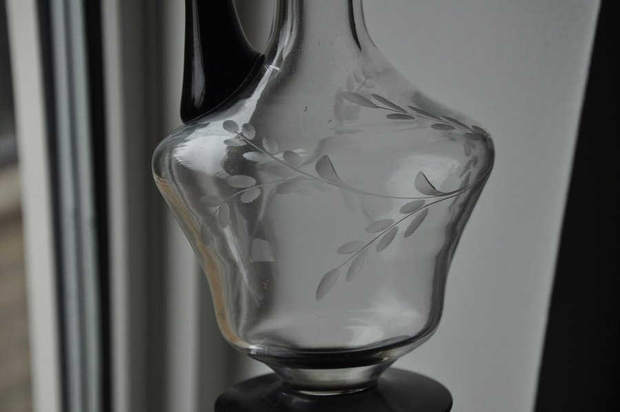 Karaff - Glas - med svart handtag och svart propposignerad