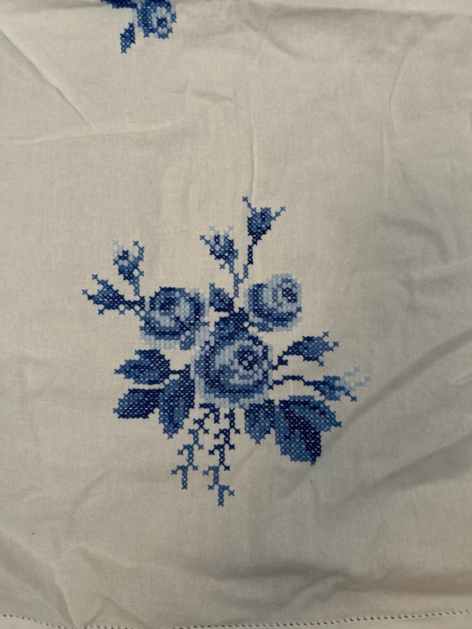 Handbroderad mormors bordsduk vintage