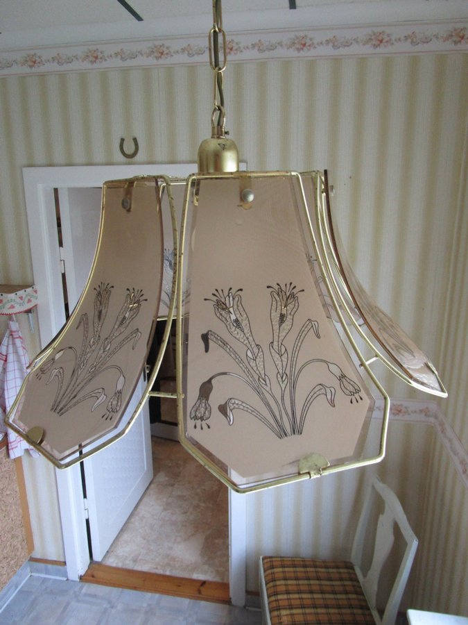 VINTAGE - Mycket elegant taklampa i metall med vackert blommotiv på glasskärmar