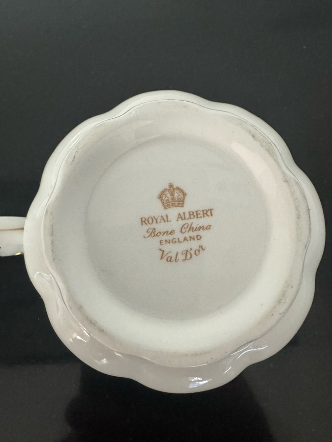 Royal Albert ”Val Dor” Bone china England Sockerskål och mjölkkanna