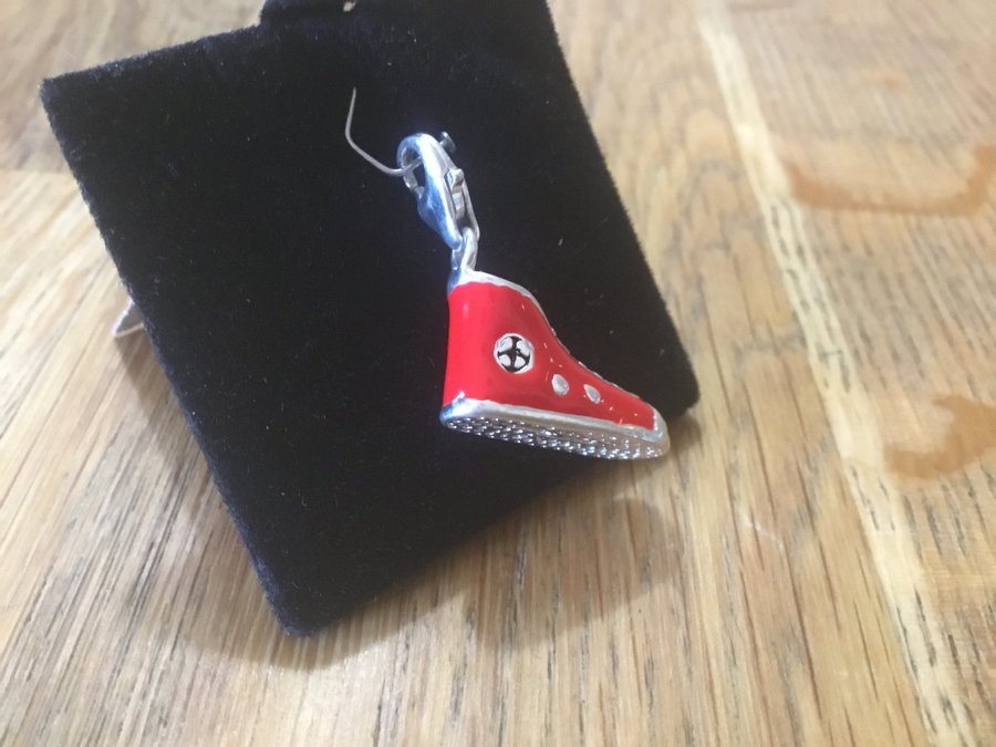 Exklusiv Röd Sneaker charm Sko berlock i Sterling silver av Thomas Sabo