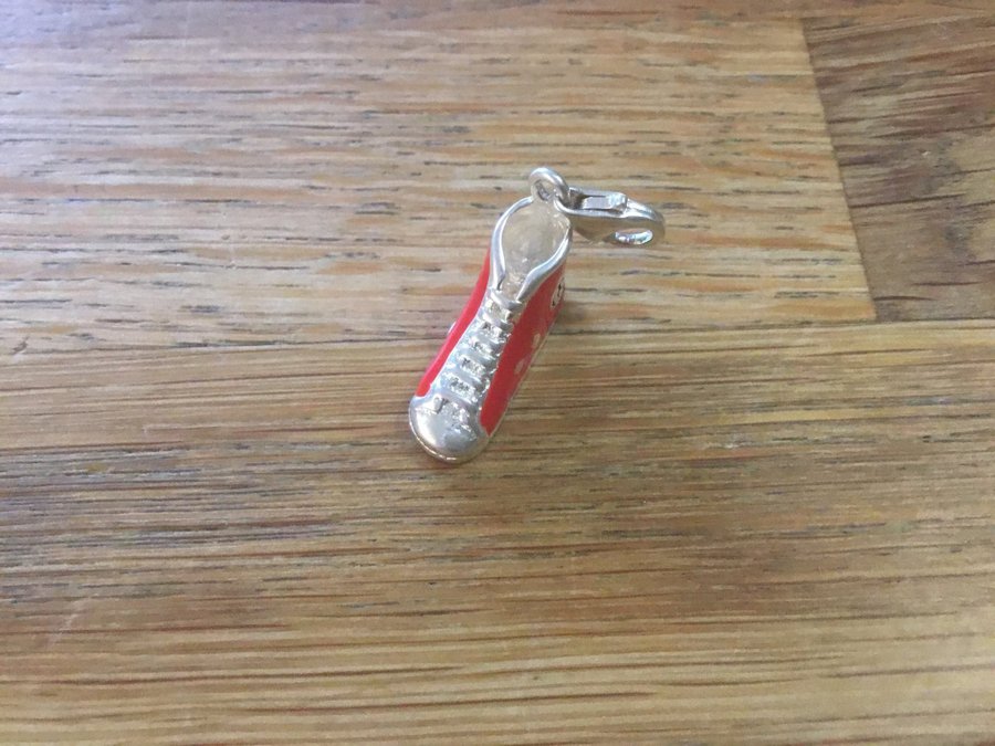 Exklusiv Röd Sneaker charm Sko berlock i Sterling silver av Thomas Sabo