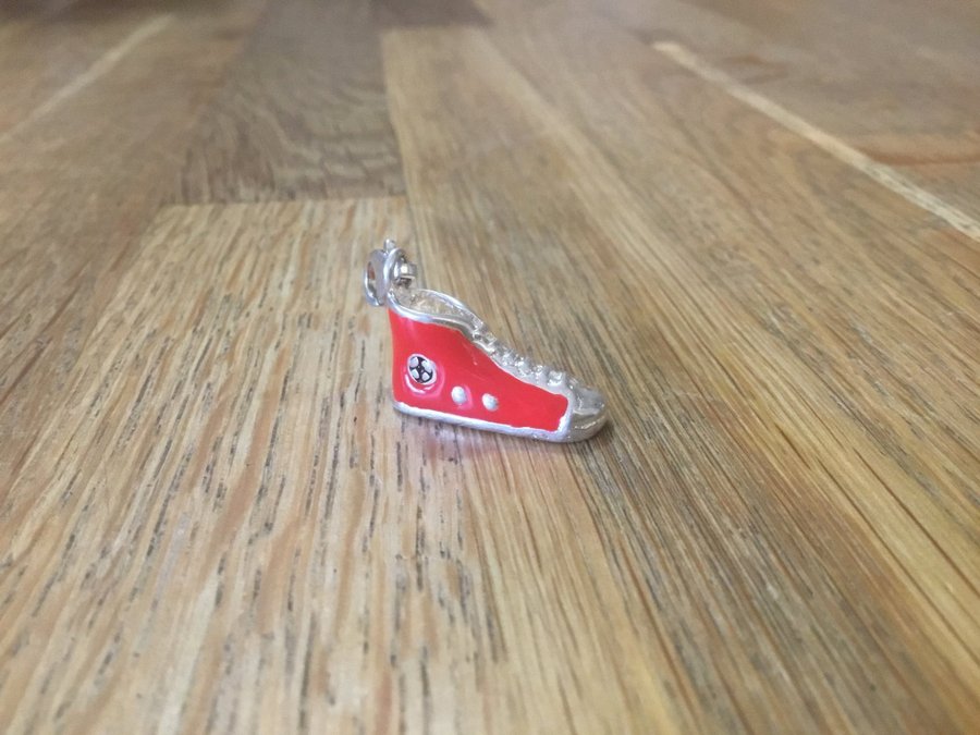 Exklusiv Röd Sneaker charm Sko berlock i Sterling silver av Thomas Sabo