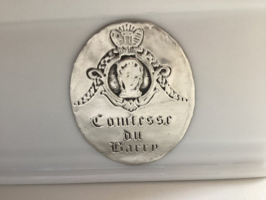 Fransk porslin retro serveringsform med silvermetallmedalj Comtesse du Barry