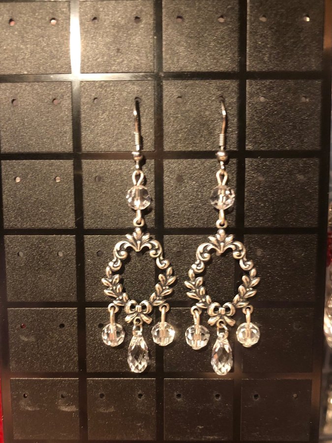 Otroligt lyxiga chandelier-örhängen med Swarovskikristaller