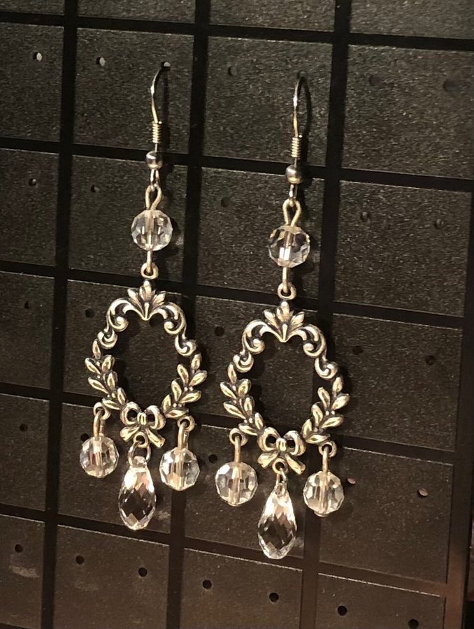 Otroligt lyxiga chandelier-örhängen med Swarovskikristaller