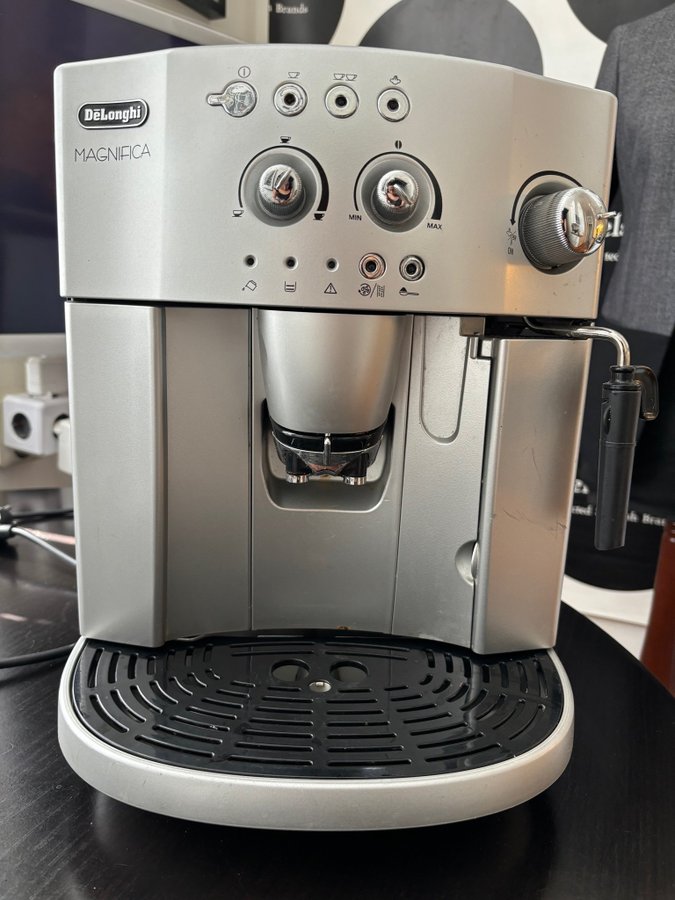 DeLonghi Magnifica Kaffemaskin ESAM 4200