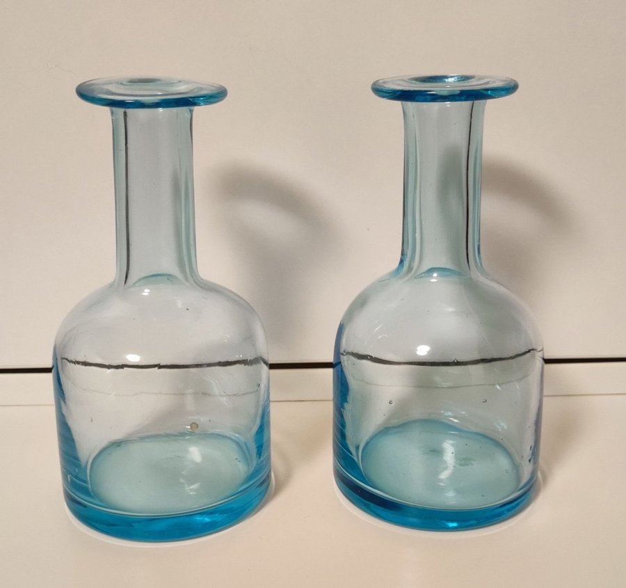 Två fina små vaser blå glas