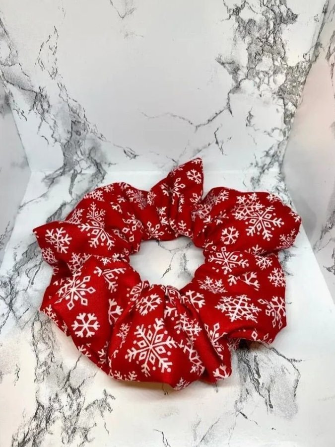 Röd snöflingemönstrad XL scrunchie hårsnodd från Enchanted Scrunch HELT NY