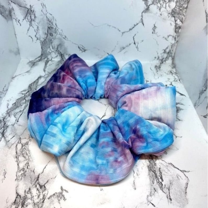 Blå lila batikmönstrad överdimensionerad XL Scrunchie hårsnodd Enchanted Scrunch
