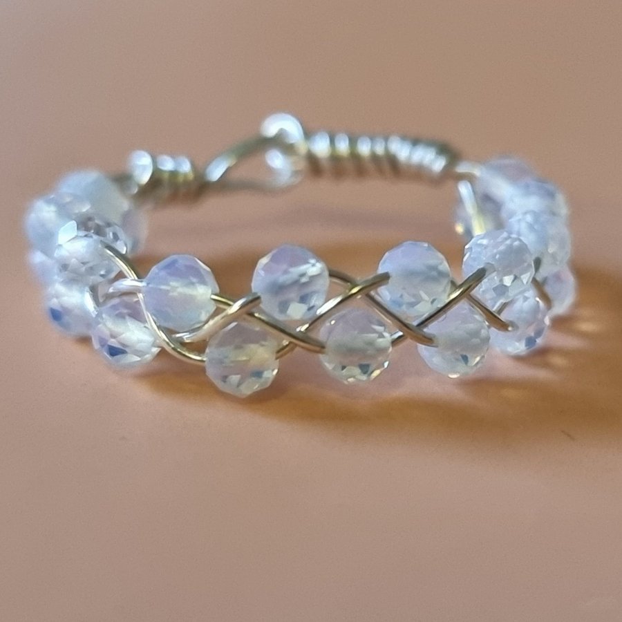 Otroligt vacker ring med Opalit stenar storlek 9 Handgjord / egengjord Ny