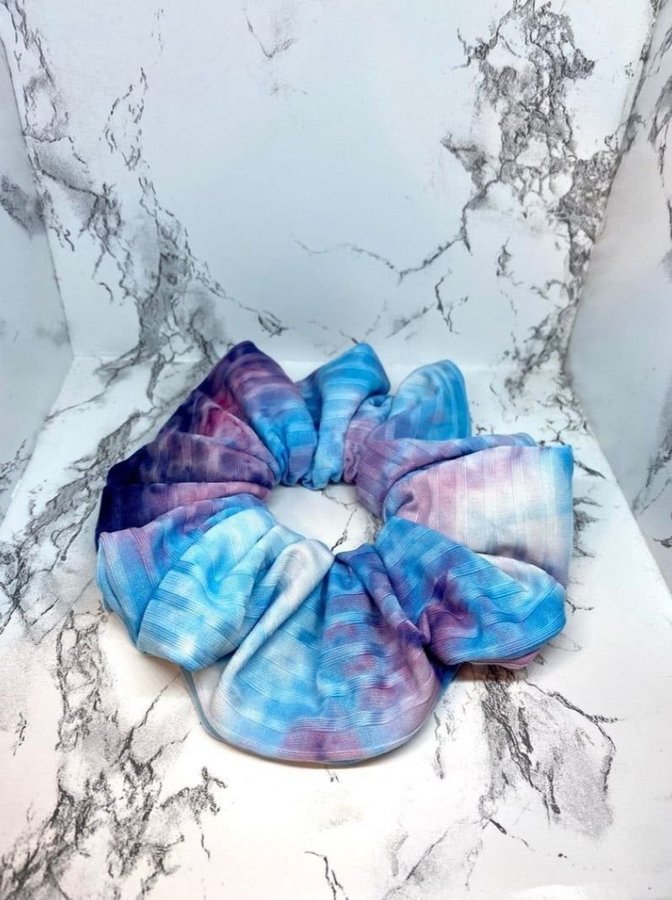Lila / blå batikmönstrad överdimensionerad XL Scrunchie Enchanted Scrunch NY