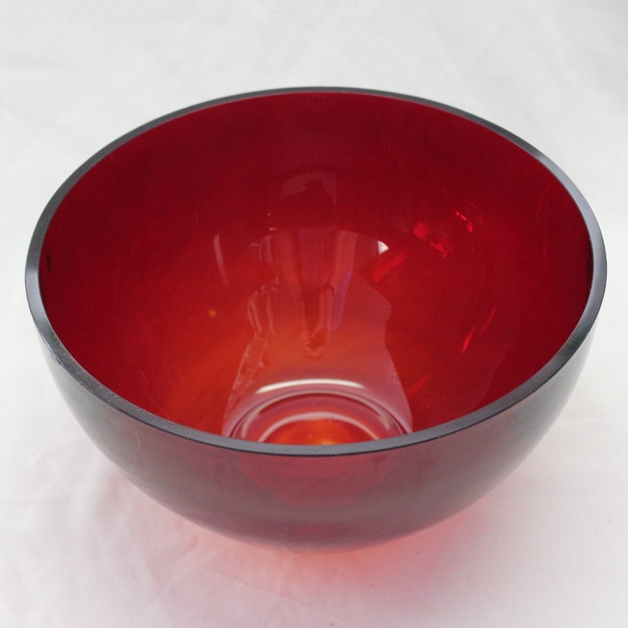 Stor Rubinröd Glasskål Skål Salladsskål i Glas Orrefors ?