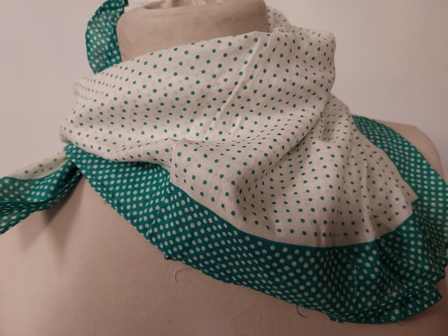 Scarf GRÖN prickig POLKADOT 80-tal ca 51x52 cm