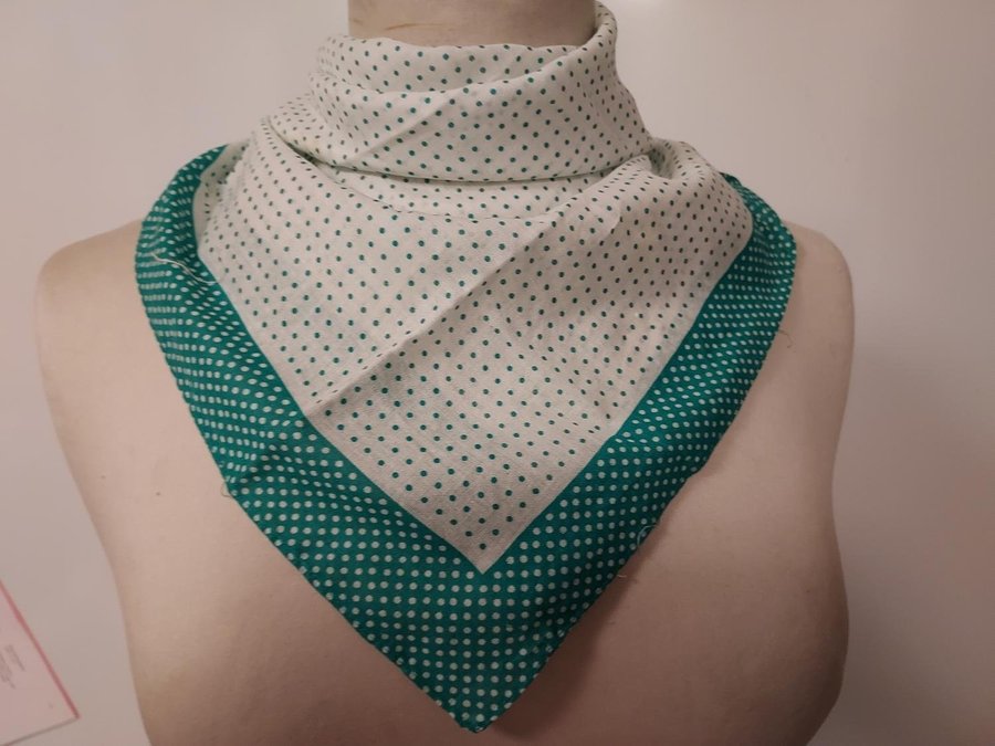 Scarf GRÖN prickig POLKADOT 80-tal ca 51x52 cm