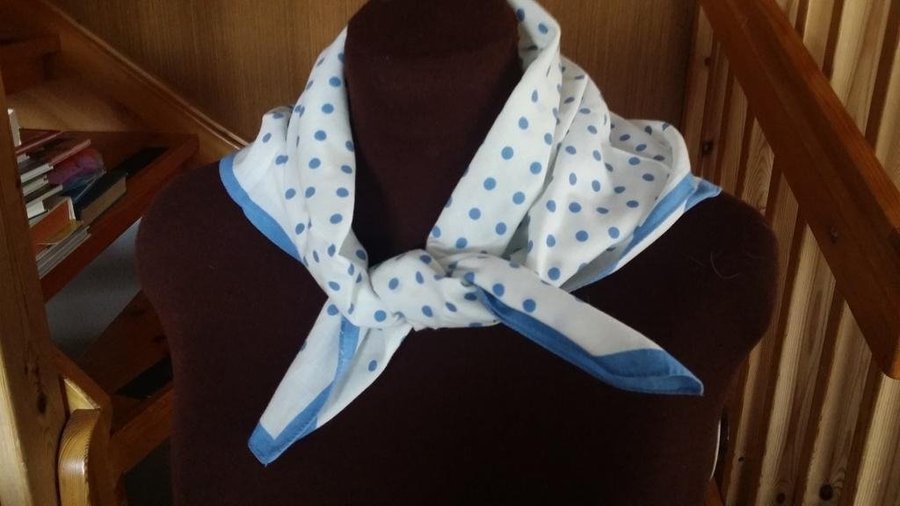 Scarf POLKADOT 70-talLJUSBLÅ kant och prickar ca 64x ca 65 cm