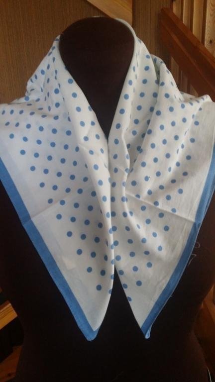 Scarf POLKADOT 70-talLJUSBLÅ kant och prickar ca 64x ca 65 cm