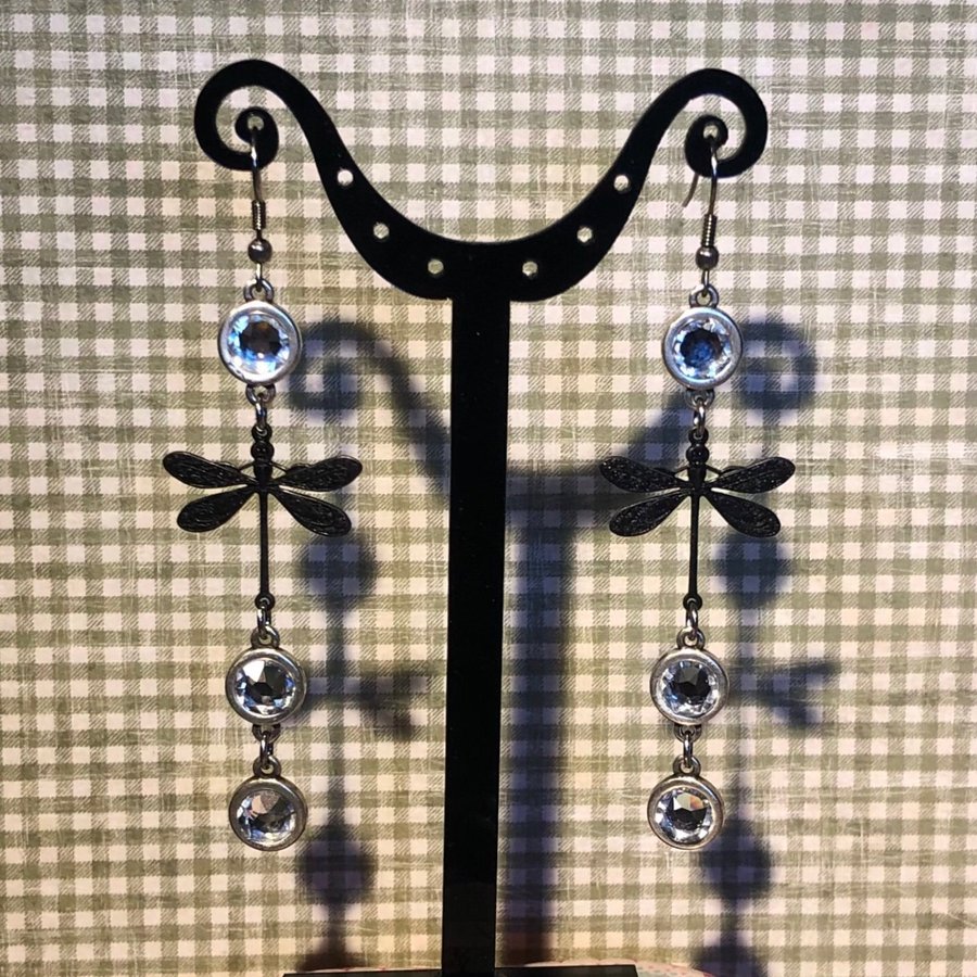 Tuffa långa Goth örhängen med trollslända och Swarovskikristall
