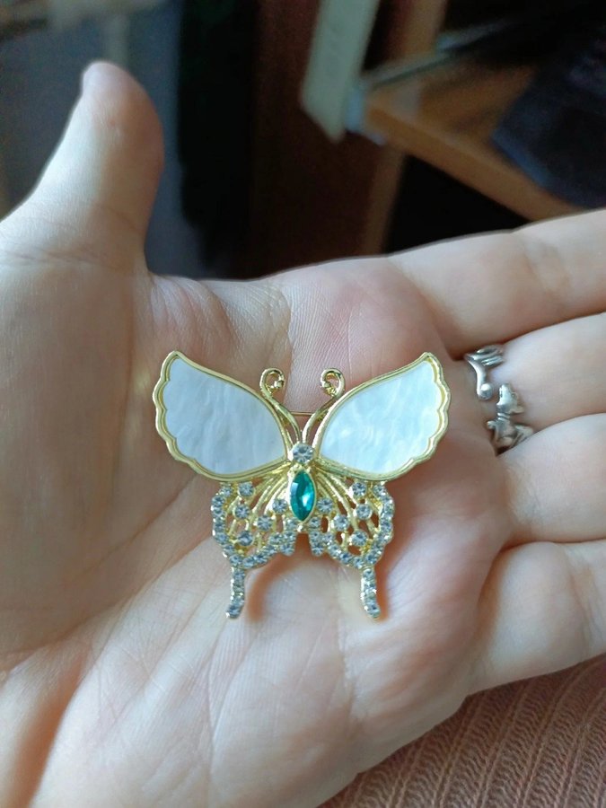 Elegant brosch fjäril trendig brooch pin butterfly trädgåd inspiration smycken