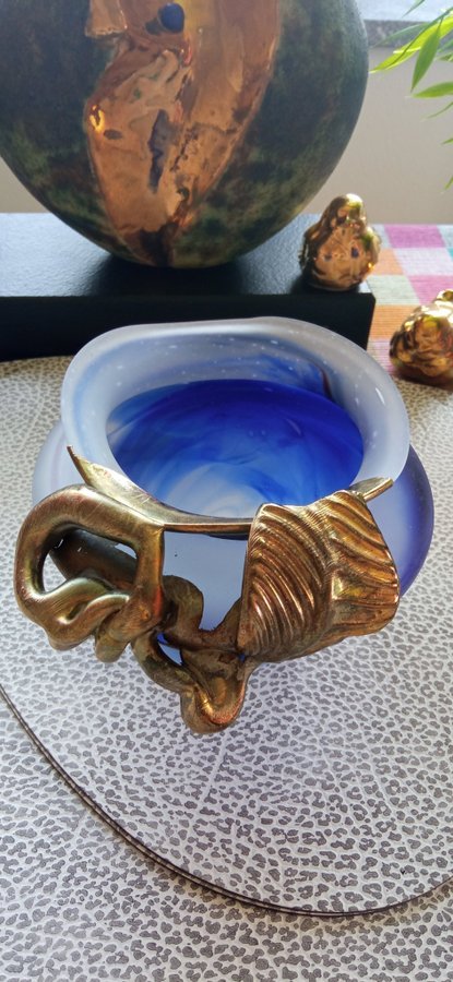 En liten vacker blå skål med metalldekor