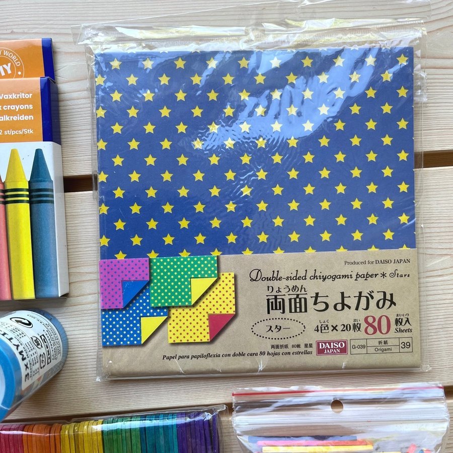 Pysselpaket - origamipapper kritor saxar och färgade trästickor -Oanvänt skick