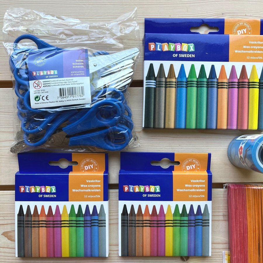 Pysselpaket - origamipapper kritor saxar och färgade trästickor -Oanvänt skick