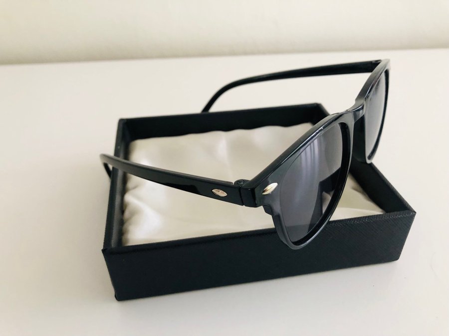 Vanliga svarta solbrillor / solglasögon