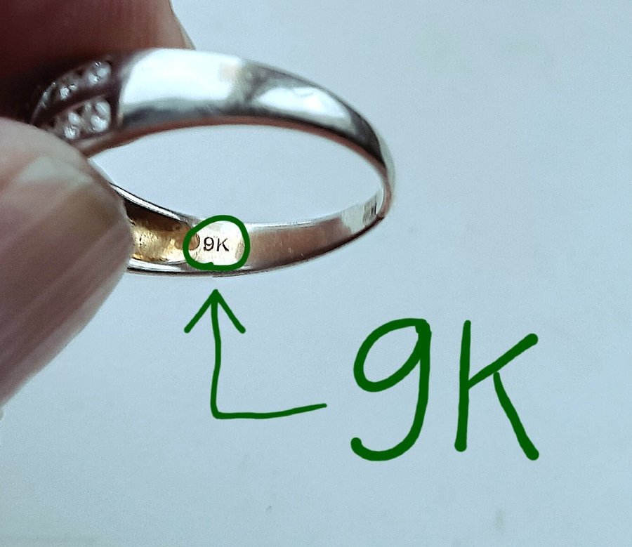 Mycket Vacker Ring i Vitguld Med 25 Vita Kristaller 27 GRAM 18¾mm Ø Toppskick!