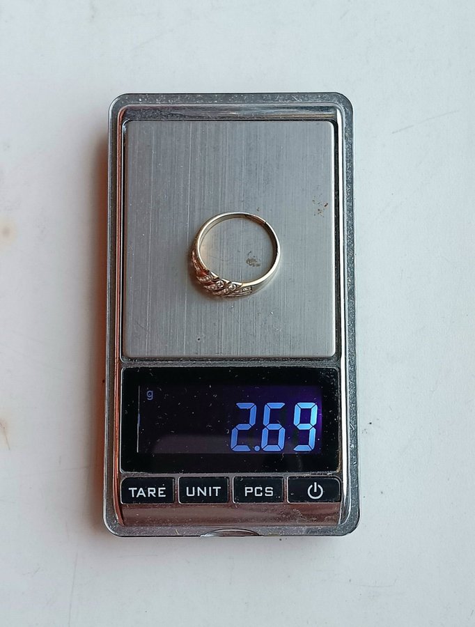 Mycket Vacker Ring i Vitguld Med 25 Vita Kristaller 27 GRAM 18¾mm Ø Toppskick!