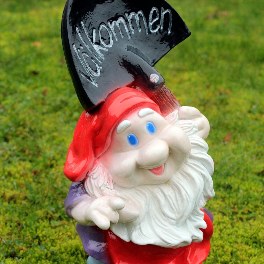 Gipsfigur av en Tomte ”Välkommen” (röd)