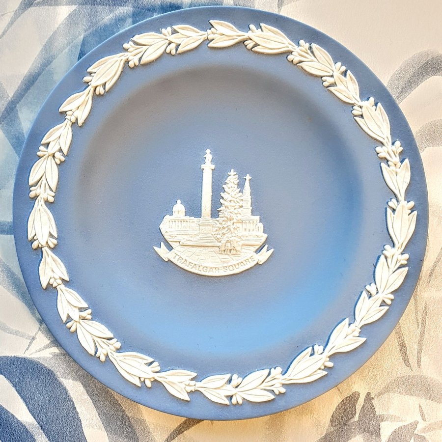 Wedgewood Jasperware blå vit porslin fat från england Trafalgar square souvenir