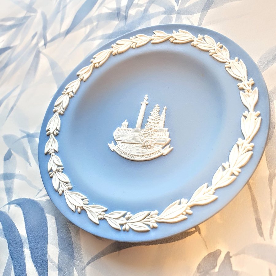 Wedgewood Jasperware blå vit porslin fat från england Trafalgar square souvenir