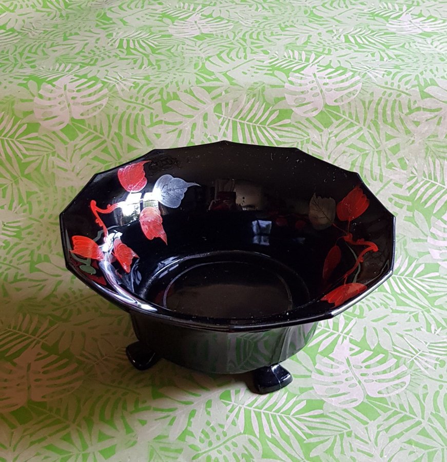 Större svart skål med målade löv (Åfors?) Pressglas!